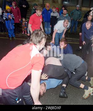 Shrove Tuesday, evento tradizionale, Hurling the Silver Ball. Le squadre avversarie di Town and Country utilizzano qualsiasi mezzo possibile per catturare la palla e portarla in una delle due zone distanti della parrocchia per vincere, Rough e Tumble possono impiegare ore e percorrere molte miglia. Oggi la squadra del Town vince ed entra in città in trionfo. La cronologia degli eventi si perde nel tempo. Silver Ball ales viene successivamente creato immergendo la palla nella birra vincitrice, buona fortuna arriva a tutti abbastanza fortunati da sorseggiare un sorso. St Columb Major, Cornovaglia, Regno Unito. 13 febbraio 2024, Robert Taylor / Alamy Live News. Foto Stock