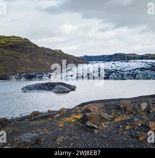 Sólheimajökull pittoresco ghiacciaio nel sud dell'Islanda. La lingua di questo ghiacciaio scivola dal vulcano Katla. Bellissima laguna glaciale con lago b Foto Stock