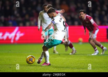 Adam Armstrong del Southampton segna il primo gol della partita dal punto di rigore durante la partita del campionato Sky Bet ad Ashton Gate, Bristol. Data foto: Martedì 13 febbraio 2024. Foto Stock