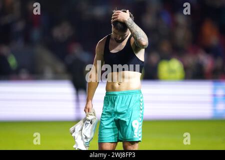 Adam Armstrong di Southampton sembra deluso dopo il fischio finale del match per lo Sky Bet Championship ad Ashton Gate, Bristol. Data foto: Martedì 13 febbraio 2024. Foto Stock