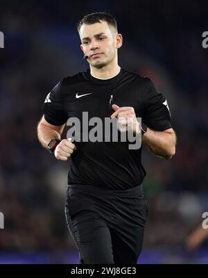 Arbitro Tom Nield durante la partita per il titolo Sky Bet al King Power Stadium di Leicester. Data foto: Martedì 13 febbraio 2024. Foto Stock