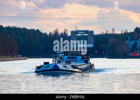 DAS Frachtschiff Marco1 der Reederei MSG auf der Talfahrt durch den Nürnberger Hafen in den Abendstunden, nachdem es die im Hintergrund befindliche Schleuse Eibach verlassen Hat. Nürnberg Bayern Deutschland *** la nave da carico Marco1 della compagnia di navigazione MSG in discesa attraverso il porto di Norimberga nelle ore serali dopo aver lasciato la chiusa di Eibach sullo sfondo Norimberga Baviera Germania 20240213-6V2A2123-Bearbeitet Foto Stock