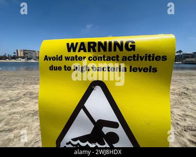 Attenzione evitare le attività a contatto con l'acqua a causa dell'alto livello di batteri nell'area di Marina del Rey a Los Angeles, California. Foto Stock