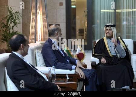 Doha, Qatar. 12 febbraio 2024. Incontro del ministro degli Esteri del Qatar MOHAMMED BIN ABDULRAHMAN BIN JASSIM AL-THANI (R) con il ministro degli Esteri iraniano HOSSEIN AMIR ABDOLLAHIAN (C) a Doha. (Credit Image: © Ministero degli Esteri iraniano via ZUMA Press Wire) SOLO USO EDITORIALE! Non per USO commerciale! Foto Stock