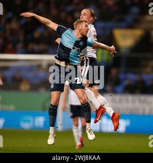 Jason McCarthy #26 dei Wycombe Wanderers dirige il pallone durante la partita Sky Bet League 1 tra Bolton Wanderers e Wycombe Wanderers al Toughsheet Stadium di Bolton martedì 13 febbraio 2024. (Foto: Mike Morese | mi News) crediti: MI News & Sport /Alamy Live News Foto Stock