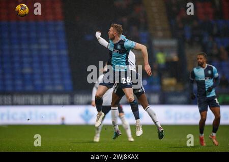 Jason McCarthy #26 dei Wycombe Wanderers dirige il pallone durante la partita Sky Bet League 1 tra Bolton Wanderers e Wycombe Wanderers al Toughsheet Stadium di Bolton martedì 13 febbraio 2024. (Foto: Mike Morese | mi News) crediti: MI News & Sport /Alamy Live News Foto Stock