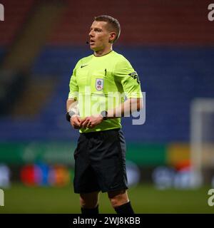 L'arbitro finirà durante la partita Sky Bet League 1 tra Bolton Wanderers e Wycombe Wanderers al Toughsheet Stadium di Bolton martedì 13 febbraio 2024. (Foto: Mike Morese | mi News) crediti: MI News & Sport /Alamy Live News Foto Stock