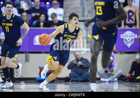 Fort Worth, Texas, Stati Uniti. 12 febbraio 2024. Kerr Kriisa, la guardia dei West Virginia Mountaineers, corre in campo durante il primo tempo di una partita di basket del college contro i TCU Horned Frogs alla Schollmaier Arena di Fort Worth, Texas. Austin McAfee/CSM/Alamy Live News Foto Stock