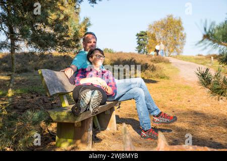 Wanderer in der Westruper Heide, Heidelandschaft bei Haltern am SEE, Naturpark Hohe Mark Westmünsterland, NRW, Deutschland Westruper Heide *** escursionismo nella Westruper Heide, brughiera vicino a Haltern am SEE, Hohe Mark Nature Park Westmünsterland, NRW, Germania Westruper Heide Foto Stock