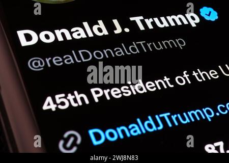 Donald J. Trump pagina ufficiale X (ex Twitter) visualizzata sullo schermo dello smartphone. Foto macro. Stafford, Regno Unito, 13 febbraio 2024 Foto Stock