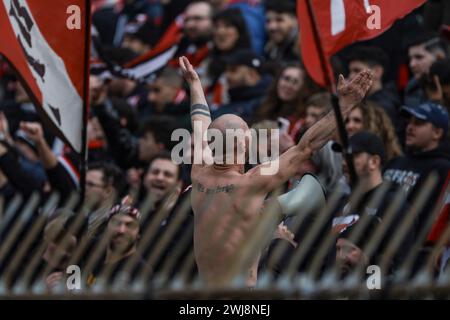 Monza, Italia. 11 febbraio 2024. Un tifoso dell'AC Monza incoraggia i tifosi a sostenere la squadra durante la partita di serie A all'U-Power Stadium di Monza. Il credito per immagini dovrebbe essere: Jonathan Moscrop/Sportimage Credit: Sportimage Ltd/Alamy Live News Foto Stock