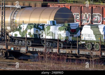 Bundeswehr auf dem Weg zu NATO Übung Quadriga 2024 Verlegung einen Teil der Bundeswehr-Fahrzeuge per Bahn zur im März angelegten NATO-Großünbung Quadriga 2024 - Grand North. Die Kettenfahrzeuge haben bereits die Wintertarnung, da bei der Übung unter extremem Wetterbedingungen stattfinden soll. Nürnberg Bayern Deutschland *** Bundeswehr sulla strada per l'esercitazione NATO Quadriga 2024 alcuni dei veicoli della Bundeswehr sono stati trasferiti per ferrovia all'esercitazione NATO Quadriga 2024 Grand North a marzo i veicoli cingolati hanno già il loro camuffamento invernale, in quanto l'esercitazione deve svolgersi sotto extr Foto Stock