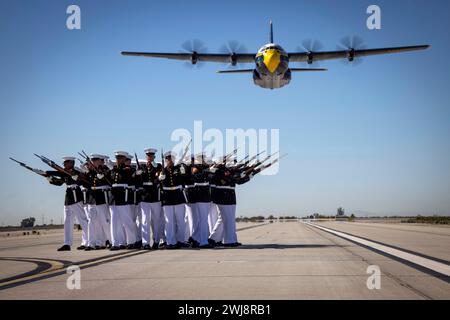 I Marines del Silent Drill Platoon, Marine Barracks Washington, eseguono la loro sequenza di "esplosioni di bomba" durante il volo dei Blue Angels "Fat Albert" C-130J Super Hercules alla Marine Corps Air Station, Yuma, Ariz., 13 febbraio 2024. Lo spettacolo è stato l'inizio del Battle Color Detachment Tour di quest'anno. (Foto del corpo dei Marines degli Stati Uniti di Lance Cpl. Chloe N. McAfee) Foto Stock