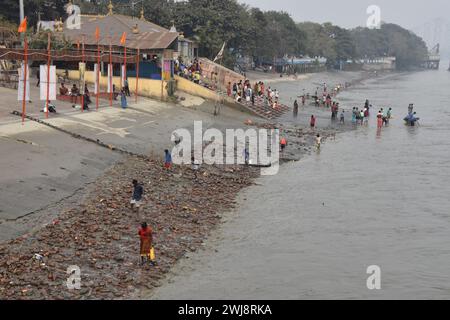 Sullo sfondo degli iconici Ghati di Kolkata, una comunità di fanghi ha fatto di una scoperta notevole parte della loro routine quotidiana. Armati di metal detector e setacci, questi appassionati setacciano il letto del fiume esposto durante la bassa marea, scoprendo monete, gioielli e manufatti risalenti a secoli fa. I loro reperti non solo servono come testimonianza del vibrante passato di Kolkata, ma contribuiscono anche alla conservazione del suo patrimonio culturale. Nonostante si trovino di fronte a sfide come l'inquinamento e il calo dei livelli dell'acqua, queste larve di fango persistono nella loro ricerca di tesori nascosti. I loro sforzi hanno g Foto Stock