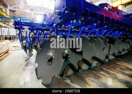 Coltivatore a dischi agricolo moderno in fabbrica. Foto Stock