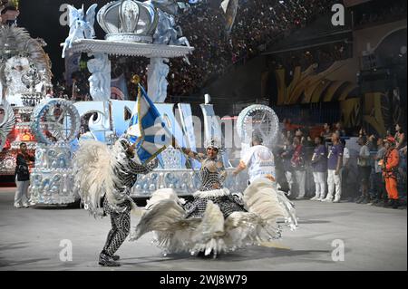 Rio De Janeiro, Brasile. 13 febbraio 2024. I Revelers partecipano alla sfilata di carnevale a Rio de Janeiro, Brasile, il 13 febbraio 2024. Crediti: Zhou Yongsui/Xinhua/Alamy Live News Foto Stock