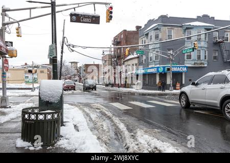 La neve si accumula nella città di Paterson k nel New Jersey, Stati Uniti il 13 febbraio 2023. Il National Weather Center ha detto che il New Jersey e New York sono in pericolo di tempesta invernale. Crediti: Brasile Photo Press/Alamy Live News Foto Stock