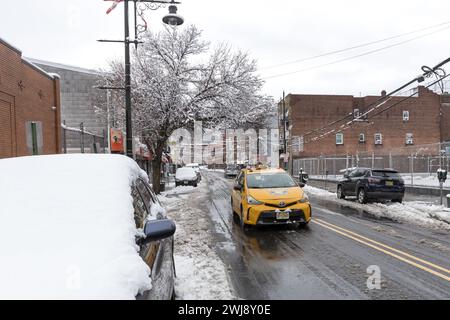 La neve si accumula nella città di Paterson k nel New Jersey, Stati Uniti il 13 febbraio 2023. Il National Weather Center ha detto che il New Jersey e New York sono in pericolo di tempesta invernale. Crediti: Brasile Photo Press/Alamy Live News Foto Stock