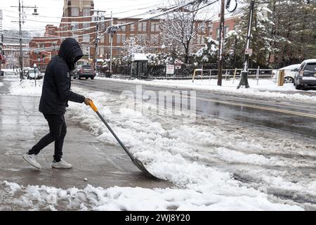 La neve si accumula nella città di Paterson k nel New Jersey, Stati Uniti il 13 febbraio 2023. Il National Weather Center ha detto che il New Jersey e New York sono in pericolo di tempesta invernale. Crediti: Brasile Photo Press/Alamy Live News Foto Stock