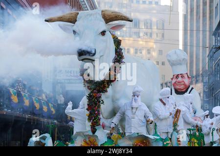 New Orleans, Stati Uniti. 14 febbraio 2024. La parata Rex si snoda per le strade di New Orleans martedì 13 febbraio 2024. Foto di AJ Sisco/UPI credito: UPI/Alamy Live News Foto Stock