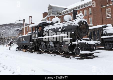 La neve si accumula nella città di Paterson k nel New Jersey, Stati Uniti il 13 febbraio 2023. Il National Weather Center ha detto che il New Jersey e New York sono in pericolo di tempesta invernale. Crediti: Brasile Photo Press/Alamy Live News Foto Stock