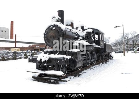 La neve si accumula nella città di Paterson k nel New Jersey, Stati Uniti il 13 febbraio 2023. Il National Weather Center ha detto che il New Jersey e New York sono in pericolo di tempesta invernale. Crediti: Brasile Photo Press/Alamy Live News Foto Stock