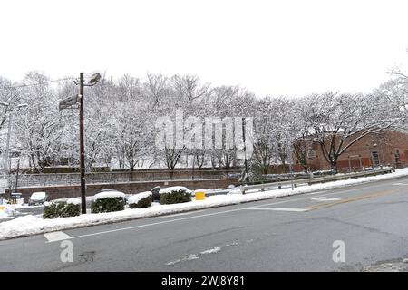 La neve si accumula nella città di Paterson k nel New Jersey, Stati Uniti il 13 febbraio 2023. Il National Weather Center ha detto che il New Jersey e New York sono in pericolo di tempesta invernale. Crediti: Brasile Photo Press/Alamy Live News Foto Stock