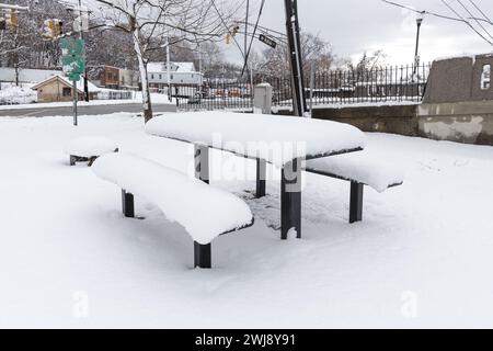 La neve si accumula nella città di Paterson k nel New Jersey, Stati Uniti il 13 febbraio 2023. Il National Weather Center ha detto che il New Jersey e New York sono in pericolo di tempesta invernale. Crediti: Brasile Photo Press/Alamy Live News Foto Stock