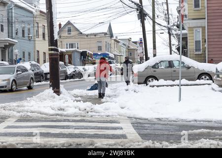 La neve si accumula nella città di Paterson k nel New Jersey, Stati Uniti il 13 febbraio 2023. Il National Weather Center ha detto che il New Jersey e New York sono in pericolo di tempesta invernale. Crediti: Brasile Photo Press/Alamy Live News Foto Stock