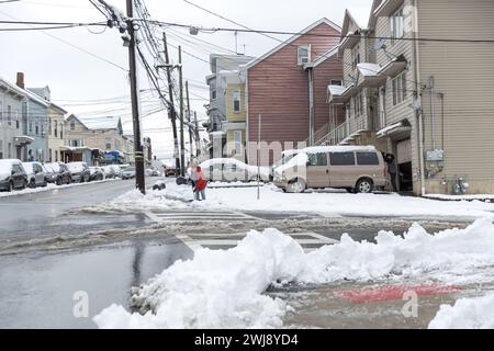 La neve si accumula nella città di Paterson k nel New Jersey, Stati Uniti il 13 febbraio 2023. Il National Weather Center ha detto che il New Jersey e New York sono in pericolo di tempesta invernale. Crediti: Brasile Photo Press/Alamy Live News Foto Stock