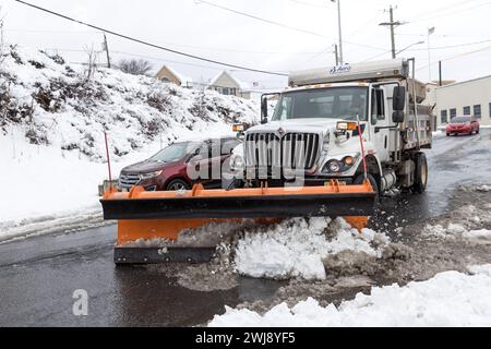 La neve si accumula nella città di Paterson k nel New Jersey, Stati Uniti il 13 febbraio 2023. Il National Weather Center ha detto che il New Jersey e New York sono in pericolo di tempesta invernale. Crediti: Brasile Photo Press/Alamy Live News Foto Stock