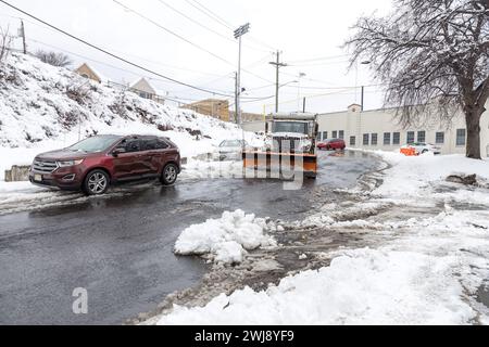 La neve si accumula nella città di Paterson k nel New Jersey, Stati Uniti il 13 febbraio 2023. Il National Weather Center ha detto che il New Jersey e New York sono in pericolo di tempesta invernale. Crediti: Brasile Photo Press/Alamy Live News Foto Stock