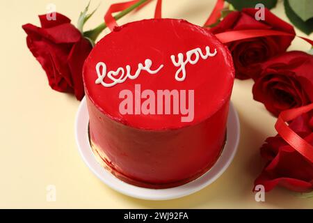 Torta Bento con testo Love You e rose rosse sul tavolo beige, primo piano. St La sorpresa di San Valentino Foto Stock