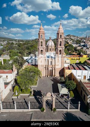 La grande facciata della Cattedrale di San Luis de la Paz a Guanajuato, catturata dall'alto, mette in risalto la sua intricata architettura e il ricco histo della città Foto Stock