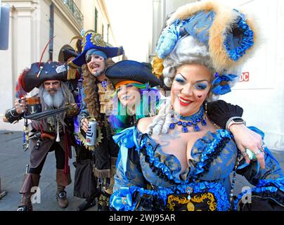 New Orleans, Stati Uniti. 13 febbraio 2024. Mardi Gras si rivela costume nel quartiere francese di New Orleans martedì grasso, 13 febbraio 2024. Foto di AJ Sisco/UPI credito: UPI/Alamy Live News Foto Stock