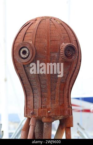 La testa di una scultura rustica di polpo che saluta i mecenati al bar di Nemo a la Coruna, Spagna. Realizzati in metallo di scarto, gli occhielli sono piste con cuscinetti a sfere. Foto Stock