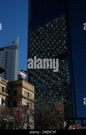 La bandiera aborigena vola sopra la Customs House a Circular Quay Sydney, il nuovo edificio AMP riflesso della Quay Quarter Tower nella tenda di vetro scuro Foto Stock