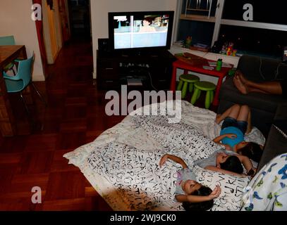 I bambini guardano la TV durante una festa a dorso di candela. Foto Stock