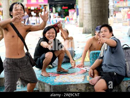 Un gruppo di uomini che giocano a un gioco da tavolo a Shenzhen, in Cina. Foto Stock