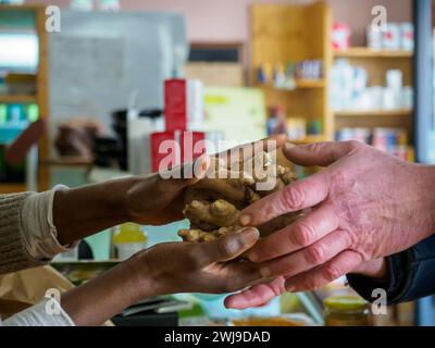 ritratto di donna nera africana che acquista cibo biologico in un piccolo negozio di alimentari, immagine ad alta risoluzione Foto Stock