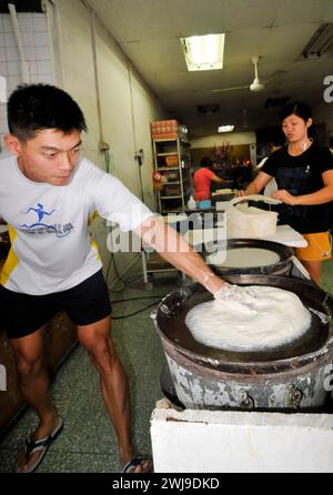 Fabbrica Kway Guan Huat Popiah Skin (crepa sottile simile alla carta) a Singapore. Foto Stock