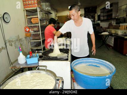 Fabbrica Kway Guan Huat Popiah Skin (crepa sottile simile alla carta) a Singapore. Foto Stock