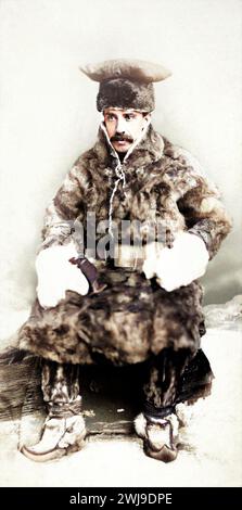 1881 , USA : il viaggiatore franco-americano, zoologo e scrittore e memoirist PAUL BELLONI DU CHAILLU ( 1831 - 1903 ) in Scandivian Sápmi ( Finlandia ) abito di pelliccia . Divenne famoso negli anni '1860 come il primo outsider europeo moderno a confermare l'esistenza dei gorilla, e in seguito il popolo Pigmeo dell'Africa centrale. In seguito ha studiato la preistoria della Scandinavia . Dopo una visita in Norvegia settentrionale nel 1871, nei successivi cinque anni condusse uno studio di costumi e antichità in Svezia, Norvegia, Lapponia e Finlandia settentrionale. Nel 1881 pubblicò The Land of the Midnight Sun come serie o Foto Stock