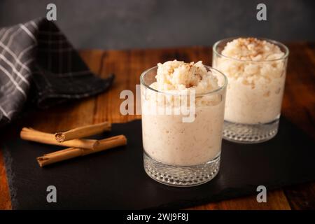 Budino di riso. Piatto dolce fatto cucinando riso nel latte e nello zucchero, alcune ricette includono cannella, vaniglia o altri ingredienti, è un esser molto facile Foto Stock
