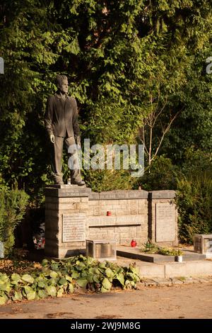 Cimitero di Malvazinky a Praga - tomba dell'operaio della resistenza, scout e avvocato Antonín Žlábek, ucciso dai nazisti. Ritratti in abiti da prigionia. Foto Stock
