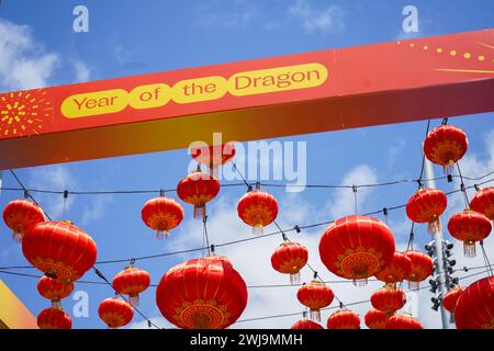 Adelaide, SA Australia 14 febbraio 2024 . Colorate lanterne rosse sono appese da un arco nel Rundle Mall per celebrare il Capodanno lunare cinese , anno del drago. Crediti: amer ghazzal/Alamy Live News Foto Stock