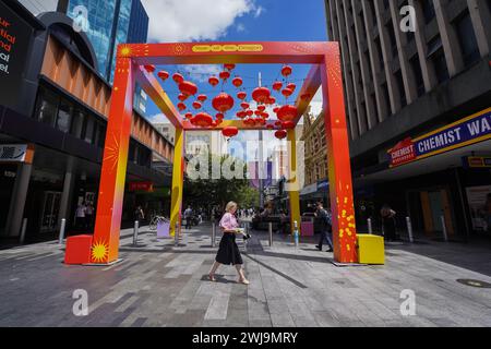 Adelaide, SA Australia 14 febbraio 2024 . Colorate lanterne rosse sono appese da un arco nel Rundle Mall per celebrare il Capodanno lunare cinese , anno del drago. Crediti: amer ghazzal/Alamy Live News Foto Stock