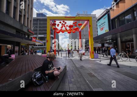 Adelaide, SA Australia 14 febbraio 2024 . Colorate lanterne rosse sono appese da un arco nel Rundle Mall per celebrare il Capodanno lunare cinese , anno del drago. Crediti: amer ghazzal/Alamy Live News Foto Stock