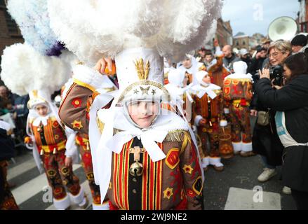 Binche, Belgio. 13 febbraio 2024. I residenti locali che indossano i costumi di "Gille" assistono alla sfilata di martedì grasso, l'ultimo giorno del Carnevale, a Binche, Belgio, 13 febbraio 2024. Il carnevale di tre giorni di Binche, un evento patrimonio dell'umanità dell'UNESCO e uno dei carnevali più famosi d'Europa, ha raggiunto il suo culmine martedì. Crediti: Zhao Dingzhe/Xinhua/Alamy Live News Foto Stock