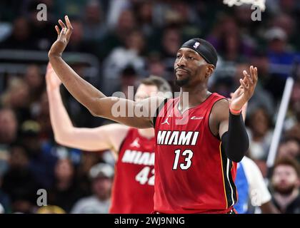 Milwaukee, Stati Uniti. 13 febbraio 2024. Il centro di Miami Heat Bam Adebayo interroga l'arbitro durante la partita di stagione regolare NBA 2023-2024 tra i Miami Heat e i Milwaukee Bucks al Fiserv Forum di Milwaukee, negli Stati Uniti, il 13 febbraio 2024. Crediti: Joel Lerner/Xinhua/Alamy Live News Foto Stock